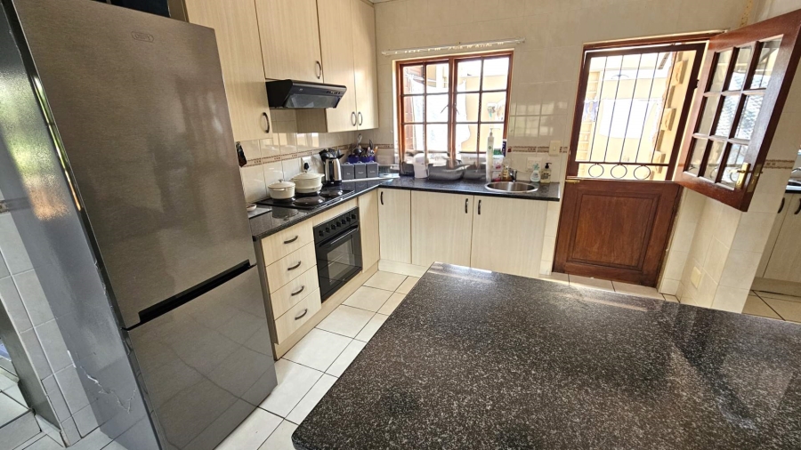 To Let 3 Bedroom Property for Rent in Meerhof North West